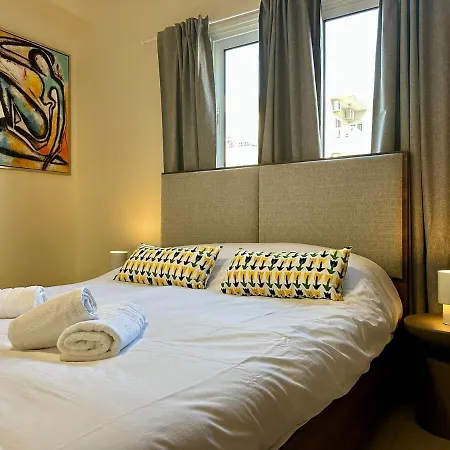 2 Bedroom Flat アパート *