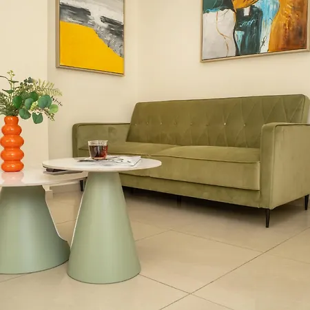 2 Bedroom Flat *