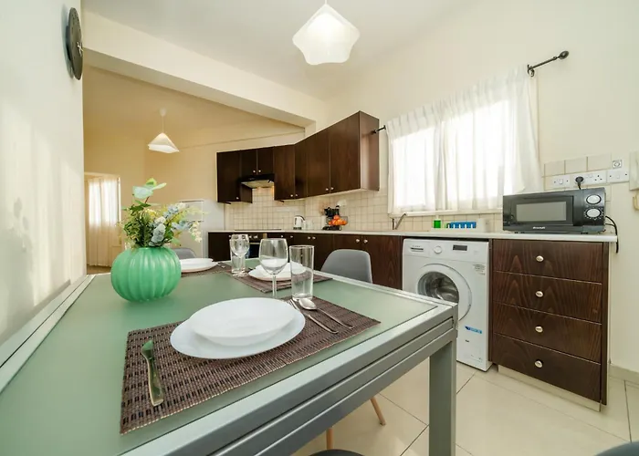 2 Bedroom Flat アパート